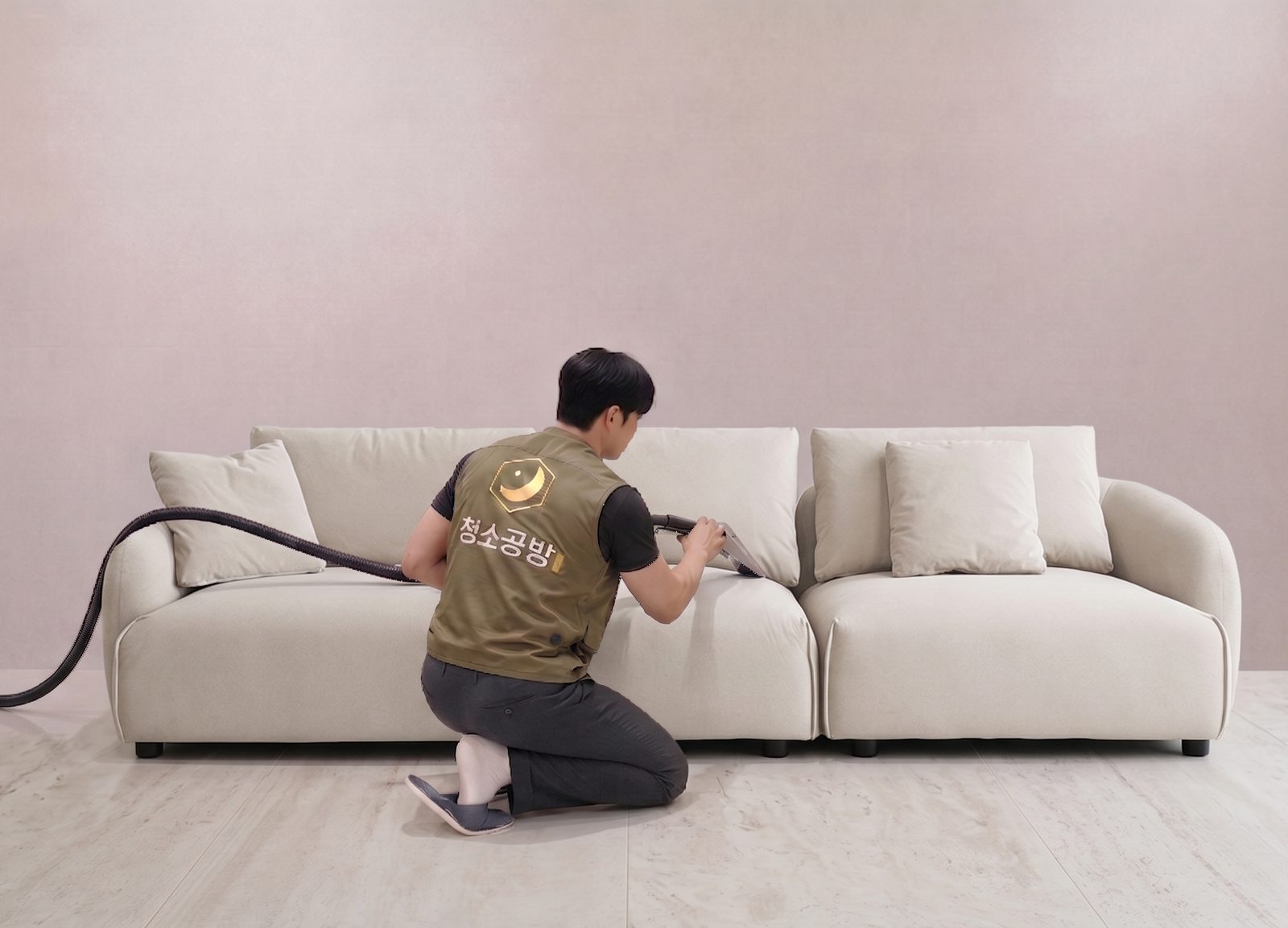 패브릭 소파를 추출 세척하는 청소공방 기술자